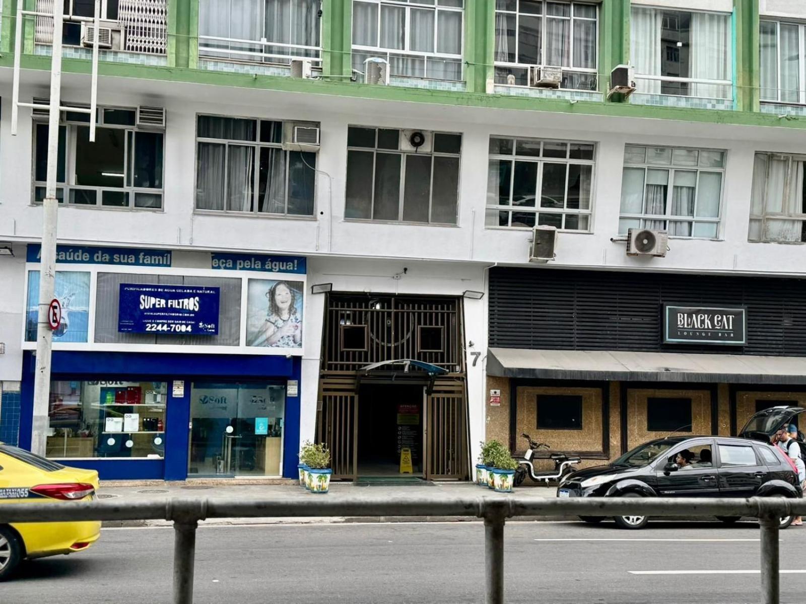A Poucos Passos Da De Copacabana